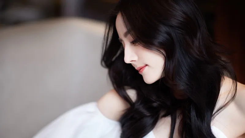 杨幂白色礼服裙