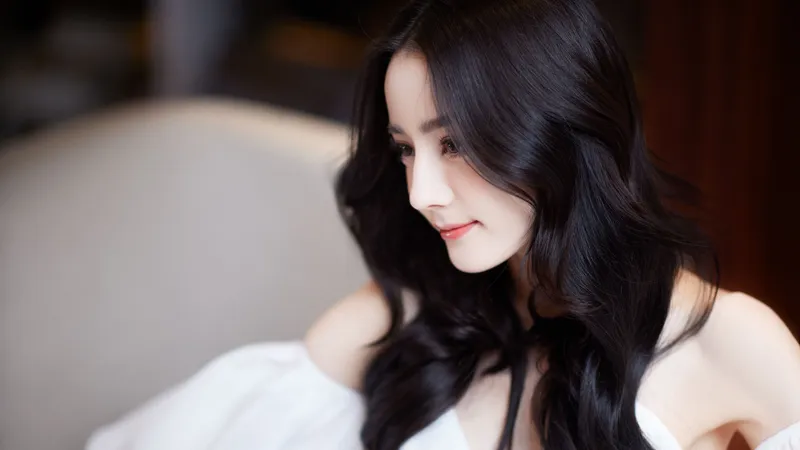 杨幂白色礼服裙侧脸