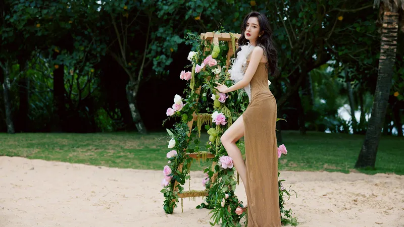 杨幂沙滩上露出大白腿