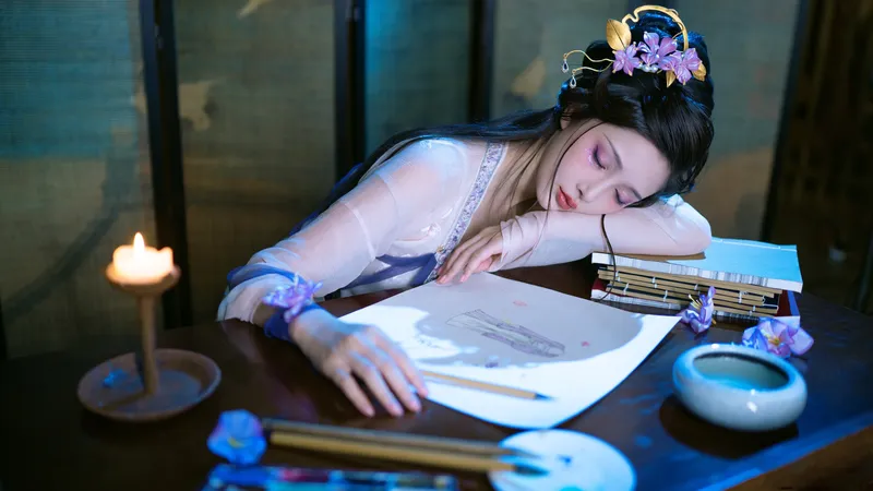 古装美女趴在书桌上睡觉墨盘毛笔