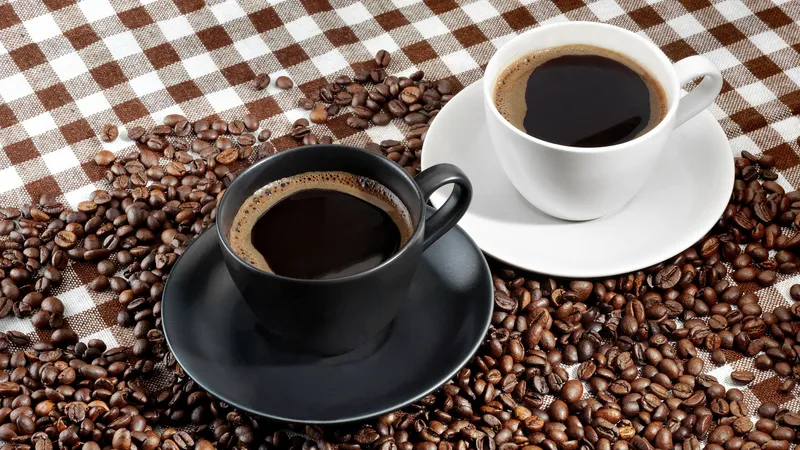 黑白杯子的两杯咖啡