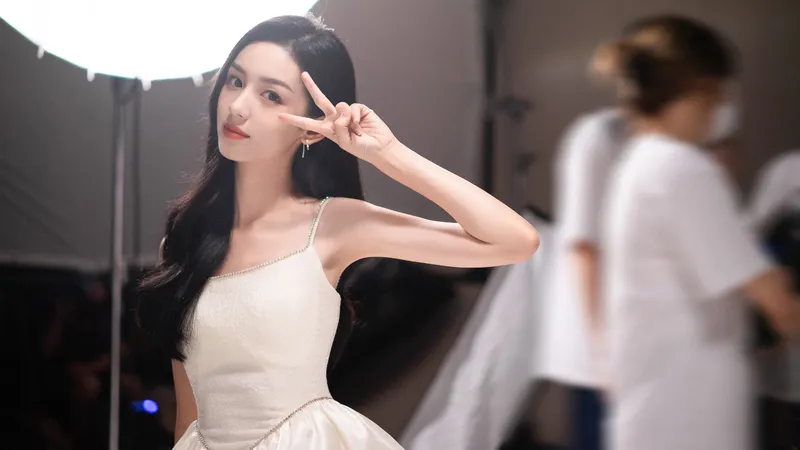 美女周也白色裙子剪刀手势