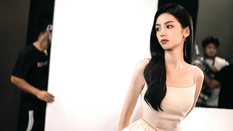 周也白色礼服裙子弯腰