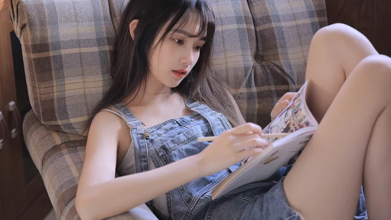 美女宋昕冉背带牛仔裤