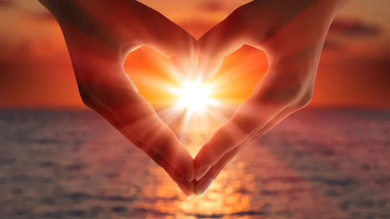 心形手势中的太阳