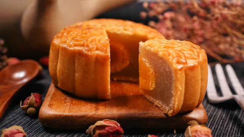 中秋节月饼蛋黄莲蓉月饼