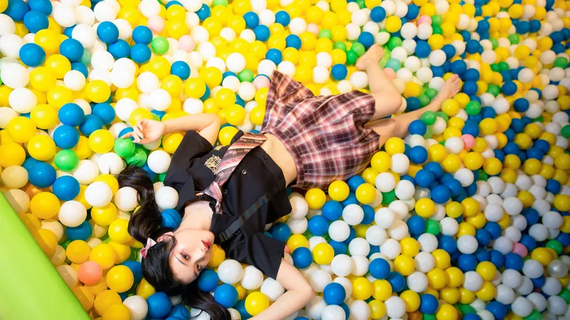 彩色的海洋球池里躺着的美女