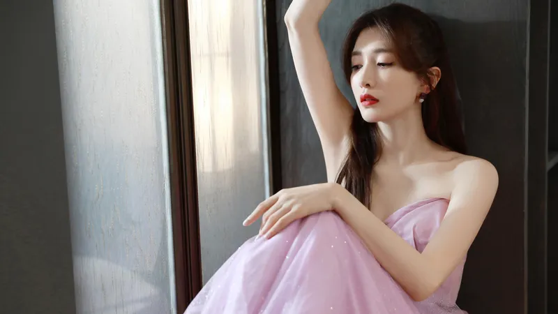 江疏影紫粉色裙子坐在墙角