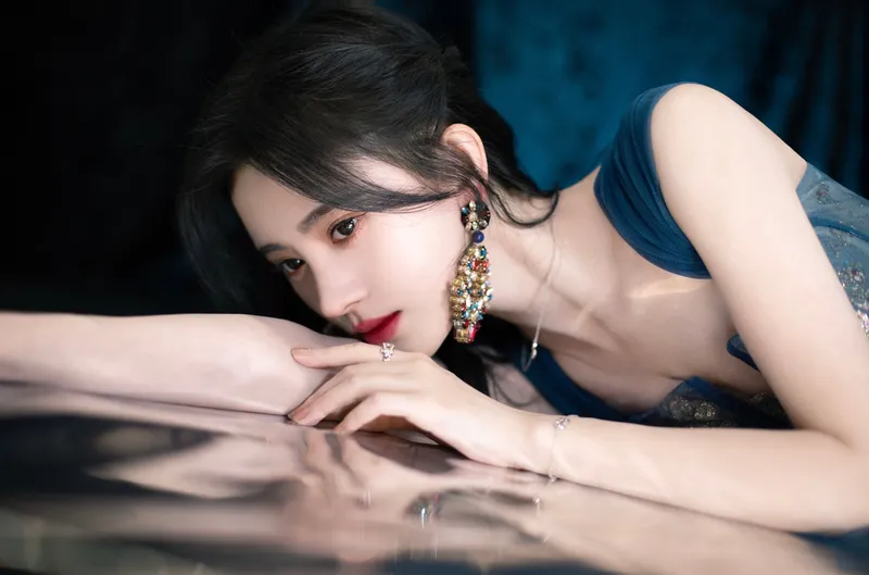 鞠婧祎低胸礼服趴在桌子上