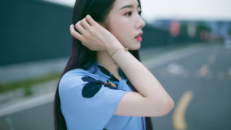 孟美岐侧脸穿旗袍