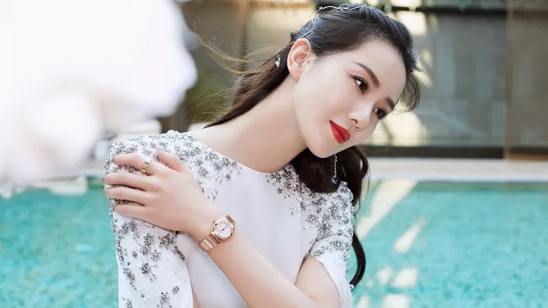 刘诗诗扯面浓妆照