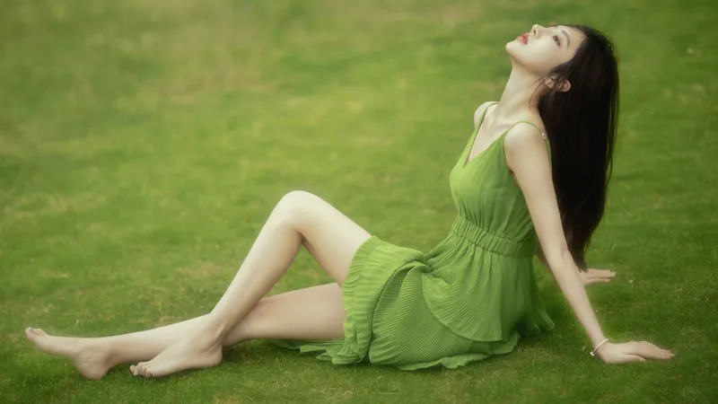 宋仁何绿色草地绿色裙子露美腿