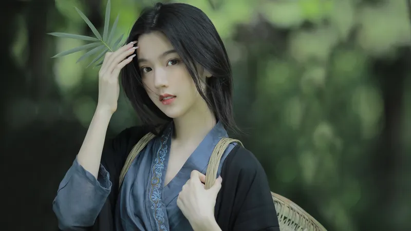 清纯美女乡间居士造型竹篓手拿竹叶 