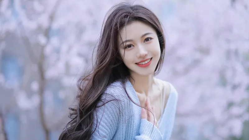 穿蓝色毛衣的长发微笑美女 