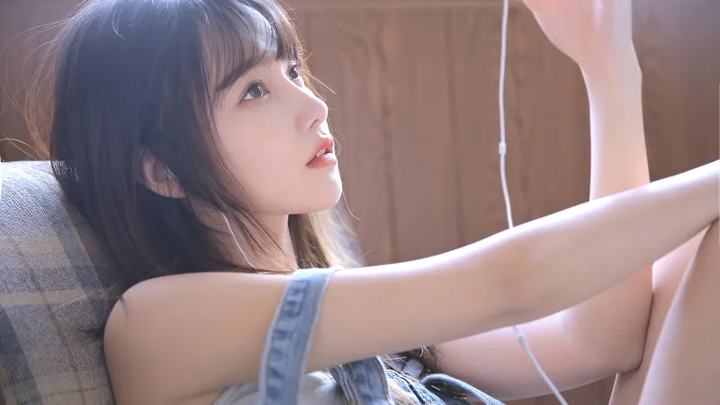 宋昕冉清纯美照牛仔吊带衣