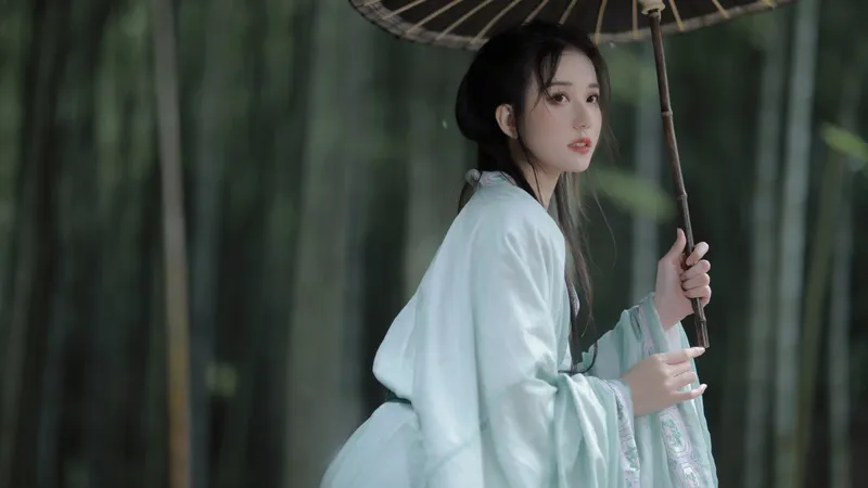 古典雅致美女打着纸伞