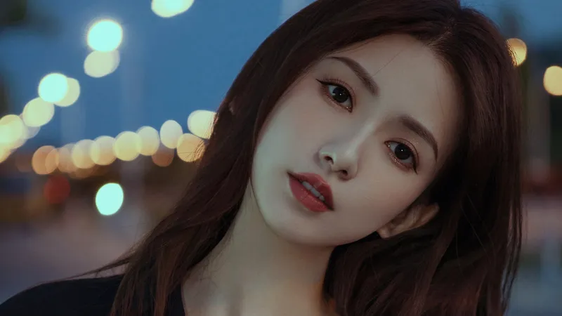 长发美女王秋紫夜晚街道上的特写