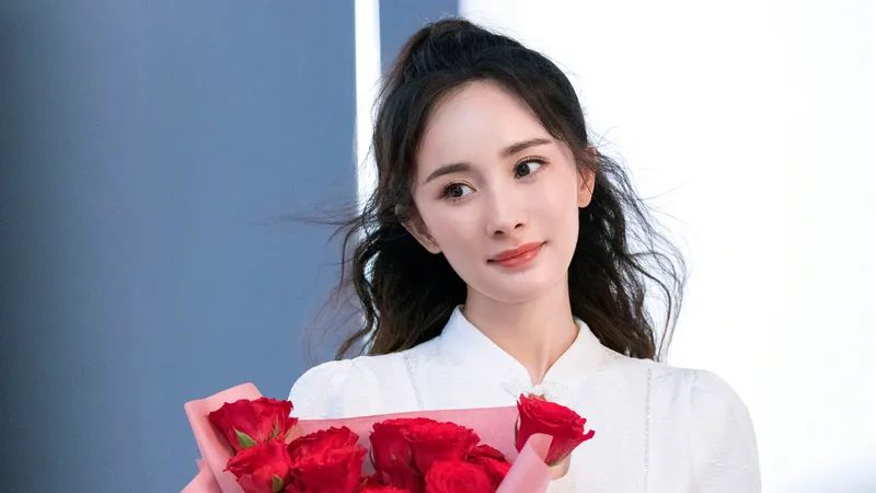 杨幂白色上衣手捧红色玫瑰花