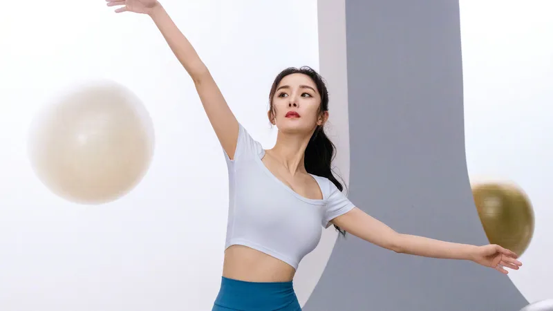 杨幂在练健身操