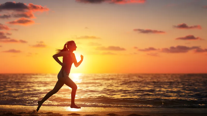 清晨太阳升起时海边跑步