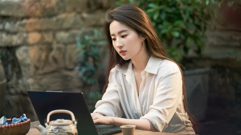 刘亦菲 白色衣服衬衫用笔记本电脑去有风的地方