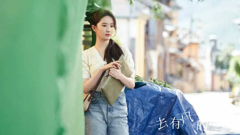 刘亦菲牛仔裤短体恤清纯照