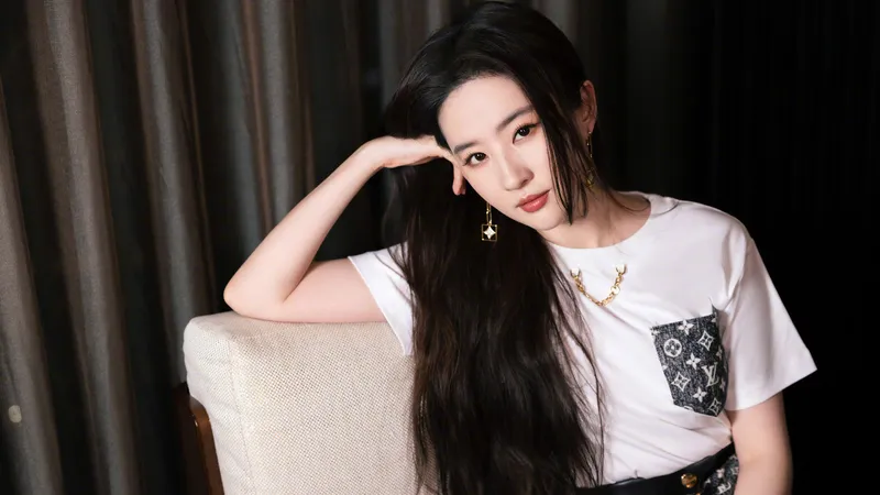 刘亦菲白色休闲服