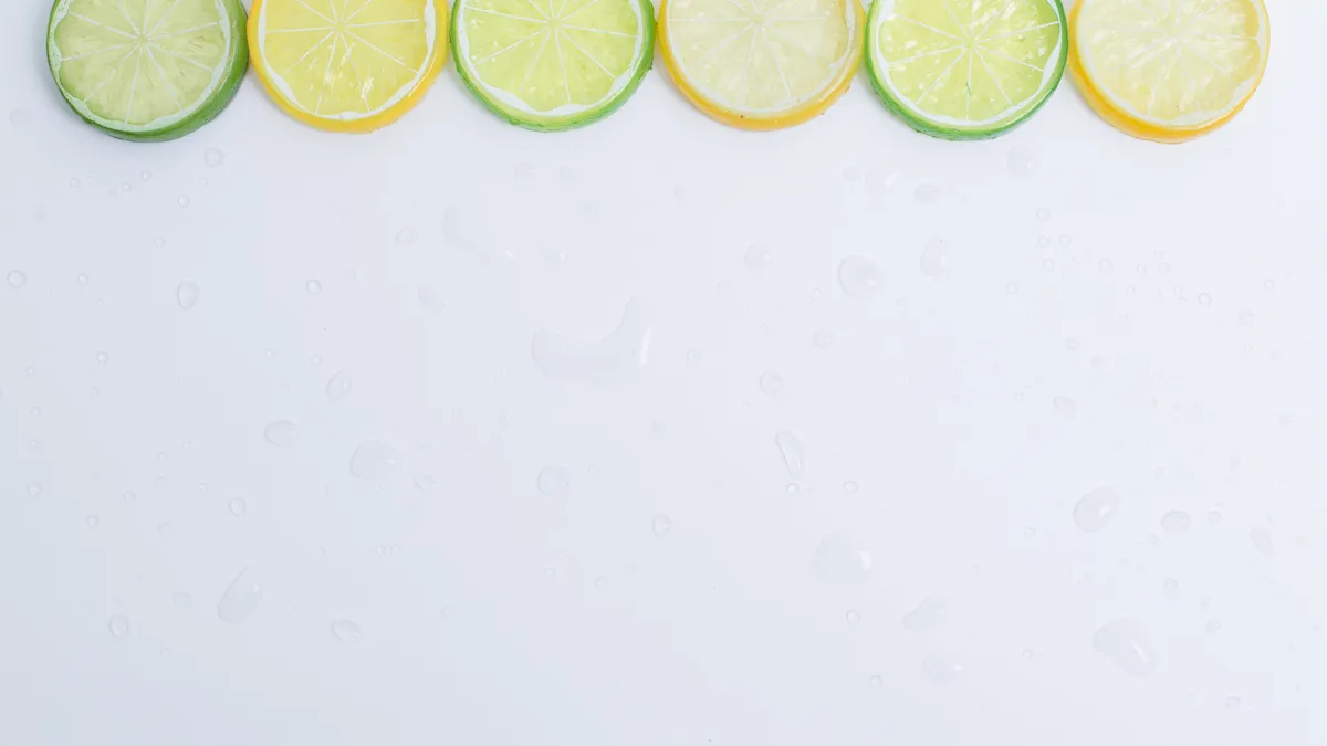 整齐摆放的柠檬片
