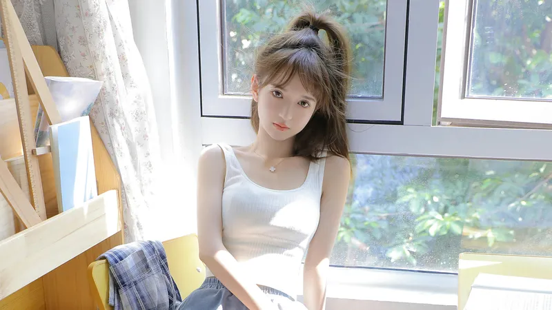 坐在窗内阳光下的美女