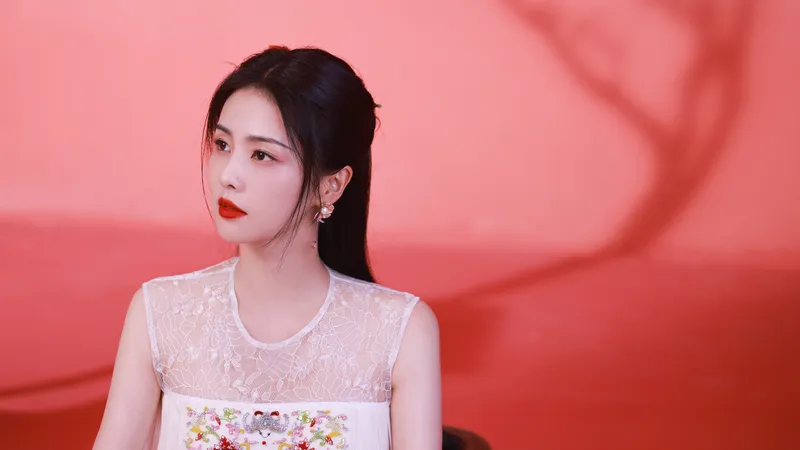 白鹿蕾丝裙子侧脸