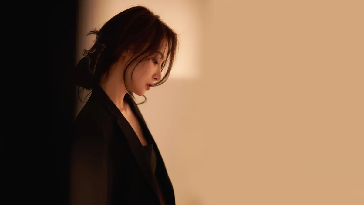 隆妮 黑色西装侧面照