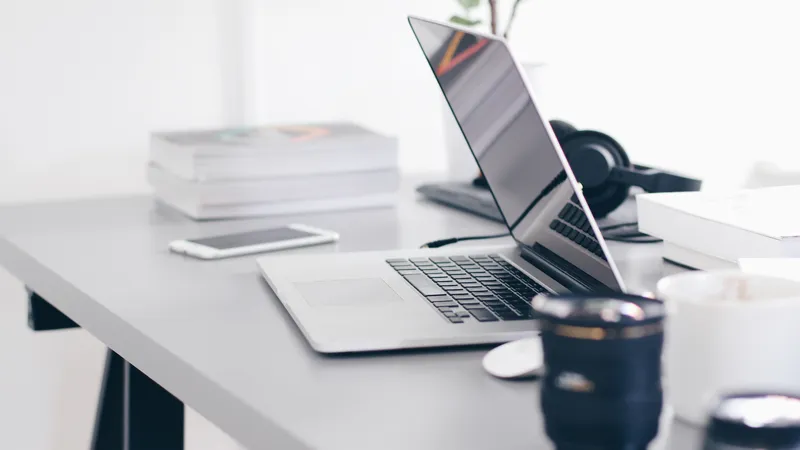 白色风格办公电脑卓与电脑