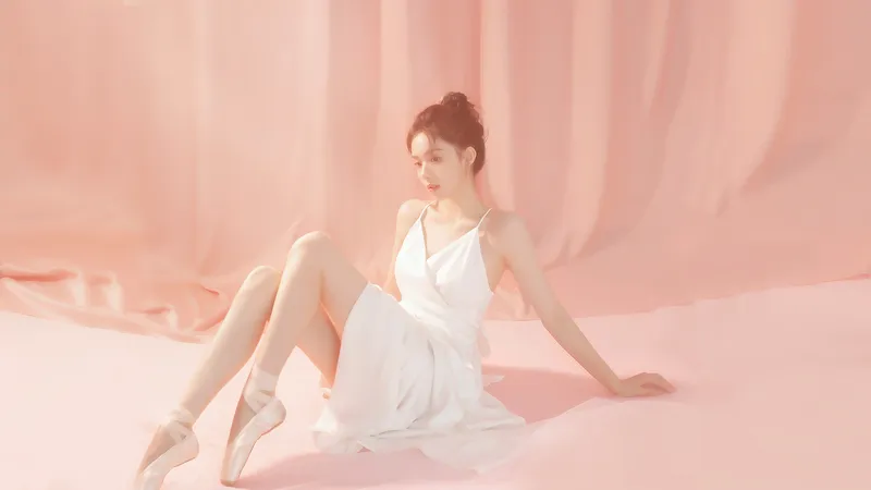 美女芭蕾舞蹈室白色裙子