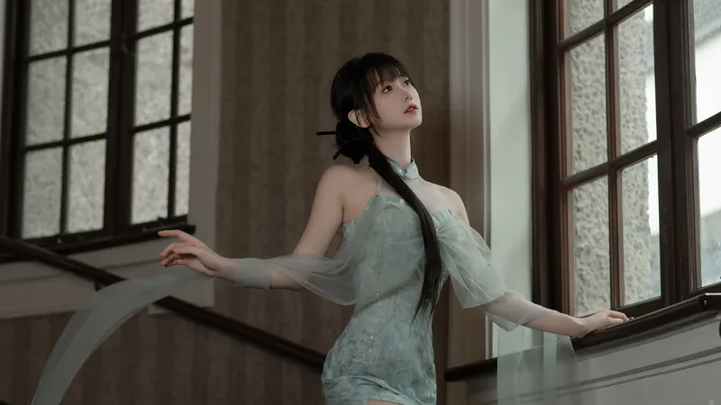 穿深绿色纱裙美女