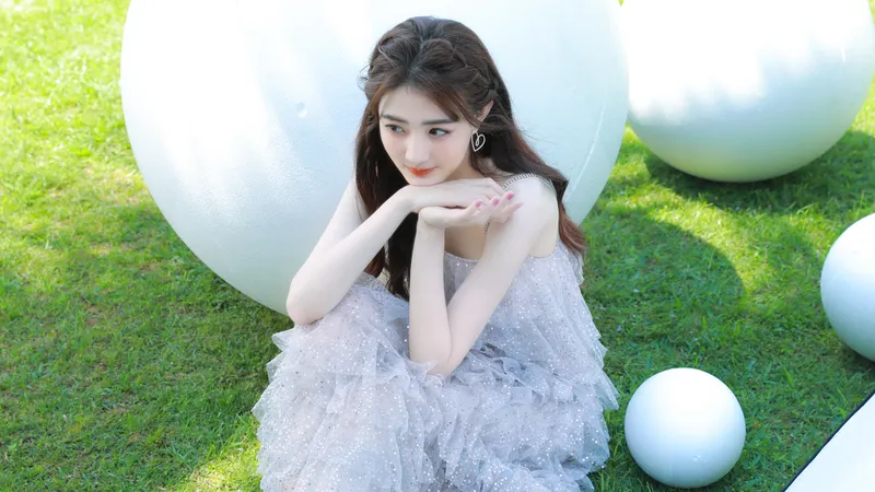 徐璐户外绿草地和白球合影