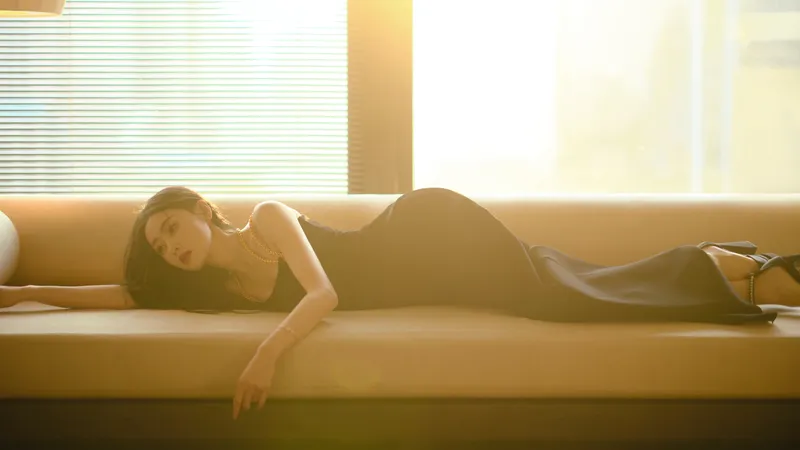 张天爱 黑色长裙躺在沙发上