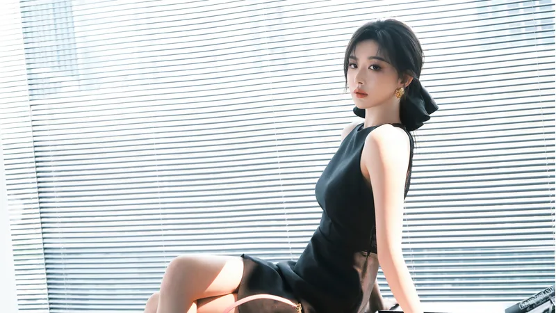 黑裙美女坐在办公桌上