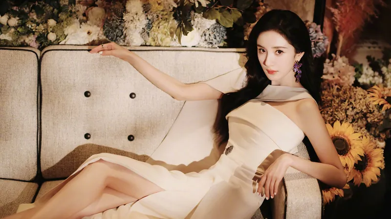 复古风格杨幂白色裙子躺沙发照