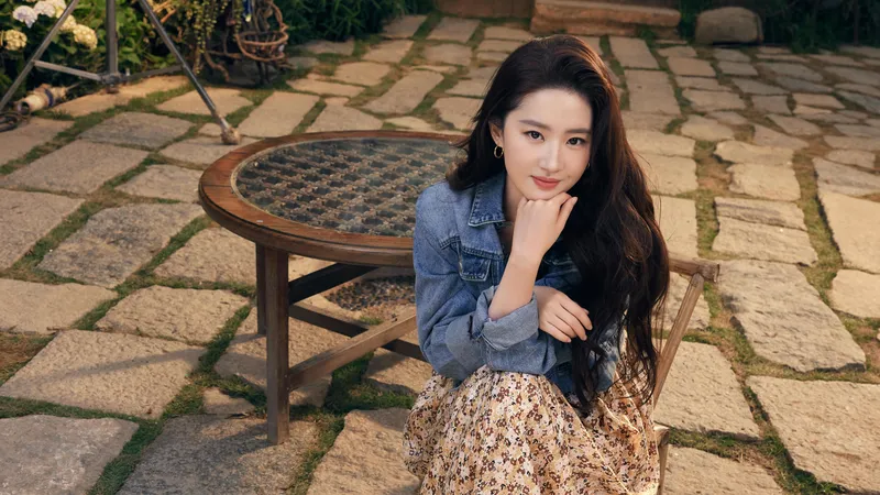 刘亦菲花裙子牛仔上衣户外圆桌旁坐着