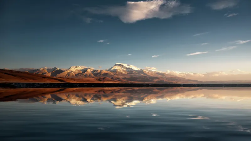 纳木那尼雪山在湖中的倒影