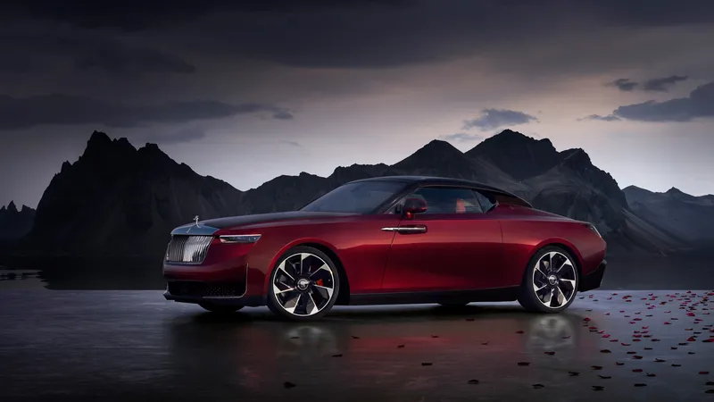 红色劳斯莱斯敞篷轿车