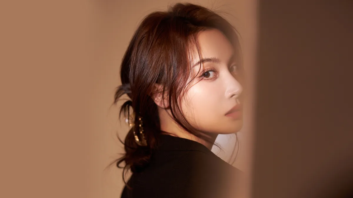 隆妮黑衣回头照