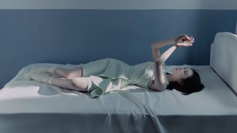 李兰迪暗绿色裙子躺床上看手指