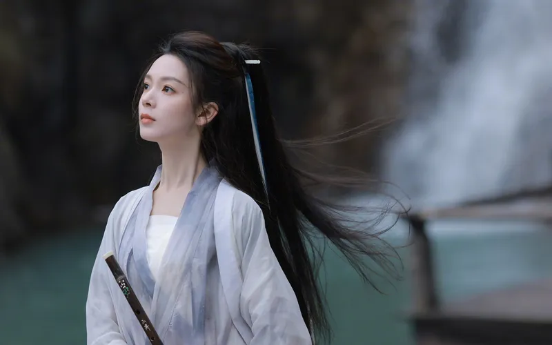 陈瑶长发飘飘手里拿着剑