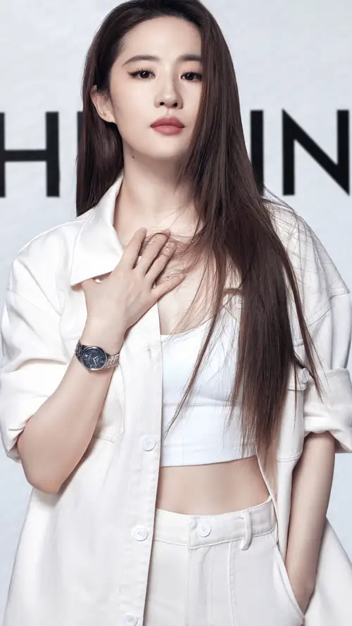 刘亦菲白色短款风衣