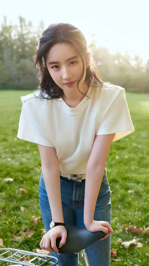 刘亦菲 绿色草地白色运动衣配牛仔裤