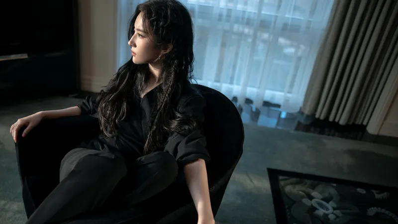 美女刘亦菲侧脸在酒店客房穿黑衣拍照
