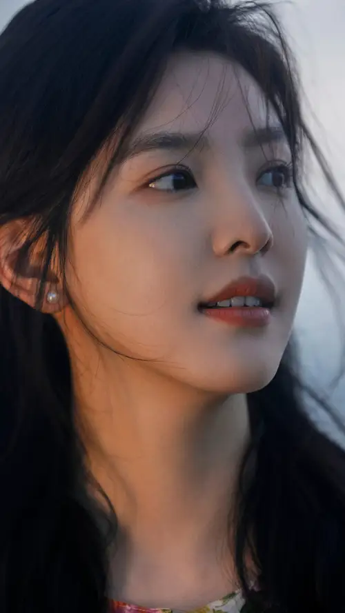 章若楠披着飘逸的长发