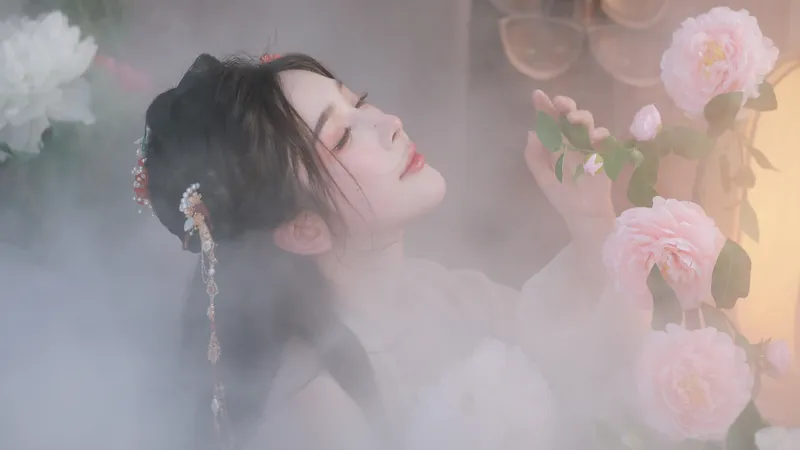 在菊花旁搔首弄姿的美女