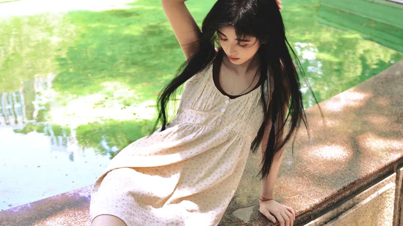 鞠婧祎穿睡裙在河塘边